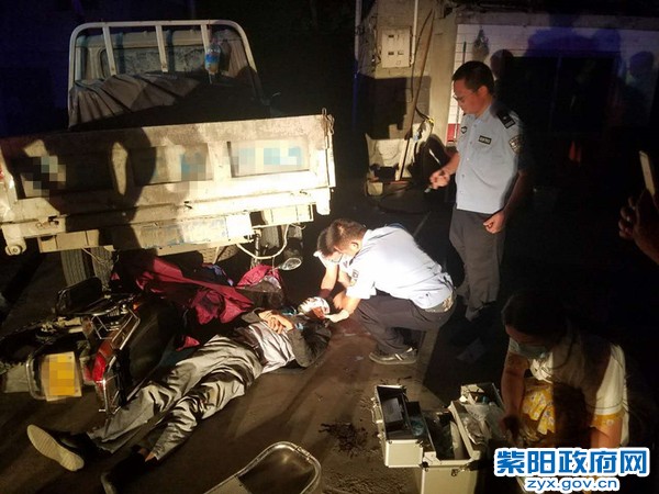 毛坝所:夜骑摩托酿车祸 民警巧遇急救援 (3).jpg