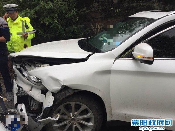 蒿坪交警:路面湿滑刹不住 车损人伤酿事故 (3).jpg