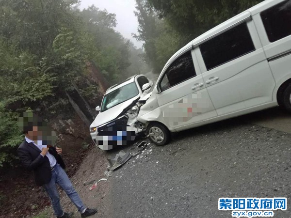 蒿坪交警:路面湿滑刹不住 车损人伤酿事故 (2).jpg