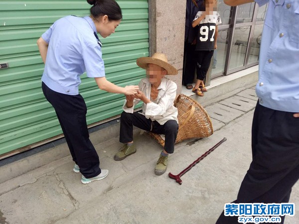 10、【天热老人晕倒 暖心民警救助】 (1).jpg