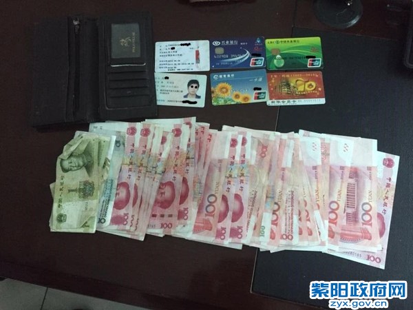 高滩所:民警拾金不昧苦寻失主.jpg