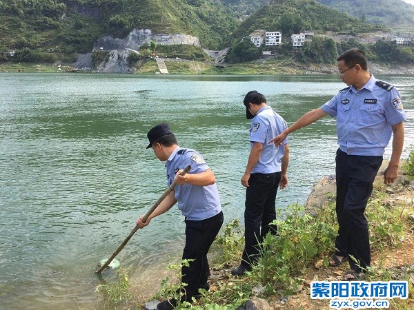洞河所:及时妥善处置漂浮在汉江江面的有毒化学储存罐 .jpg