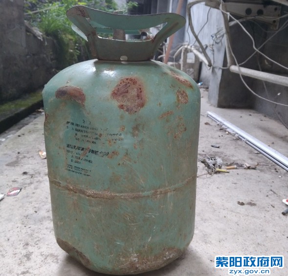 洞河所:及时妥善处置漂浮在汉江江面的有毒化学储存罐 .png