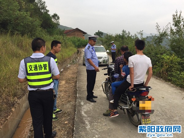 蒿坪交警:严格落实“三个不发生”联合农村“125”劝导站确保庙会道路安全畅通 (1).jpg