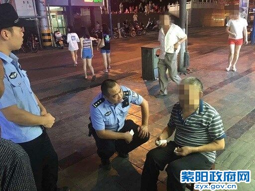 紫阳：老人摔倒街边 民警暖心救助 (1).jpg