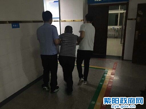 紫阳：老人摔倒街边 民警暖心救助 (4).jpg