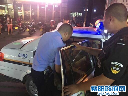 紫阳：老人摔倒街边 民警暖心救助 (3).jpg
