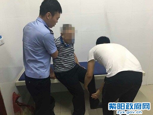 紫阳：老人摔倒街边 民警暖心救助 (5).jpg
