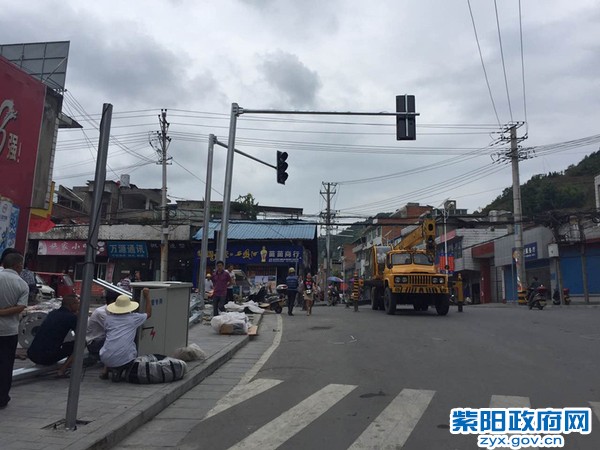 紫阳第一个红绿灯路口即将开通,下次路过这里一定要注意哦! (2).jpg