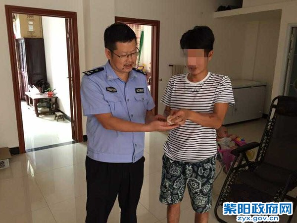 汉王所：及时收缴两枚军用子弹 (1).jpg