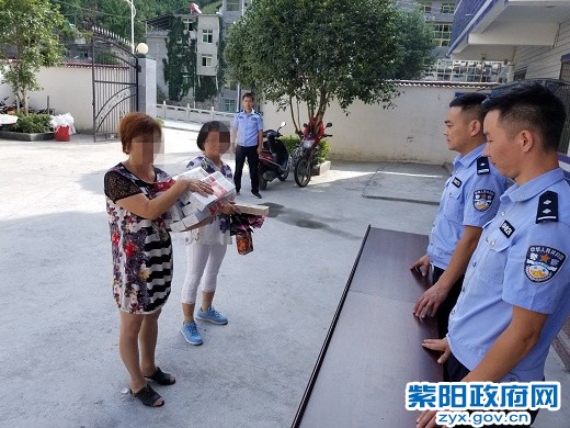 双桥所：返还商户被盗窃香烟 (1).jpg