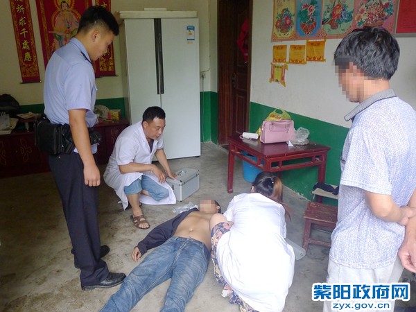 2、【民警快速出警 救助自杀群众】 (1).jpg