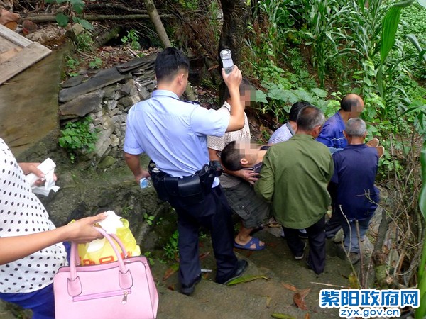 2、【民警快速出警 救助自杀群众】 (2).jpg