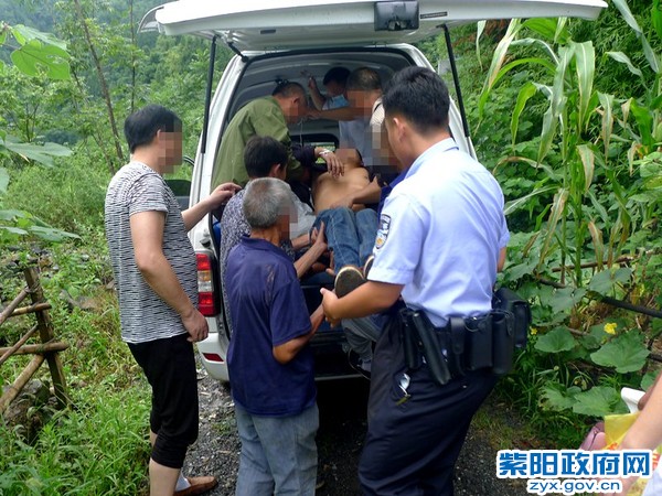 2、【民警快速出警 救助自杀群众】 (3).jpg