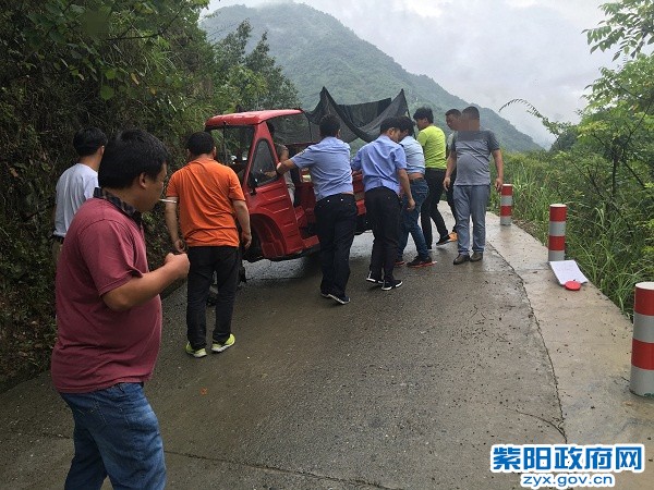 1、【警民联手救援失事车辆】.jpg