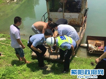 6、【女子因琐事跳桥轻生 民警及时送医救治】 (2).jpg