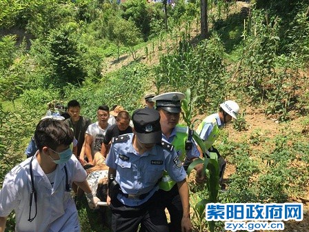 6、【女子因琐事跳桥轻生 民警及时送医救治】 (5).jpg
