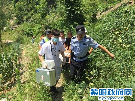 6、【女子因琐事跳桥轻生 民警及时送医救治】 (3).jpg