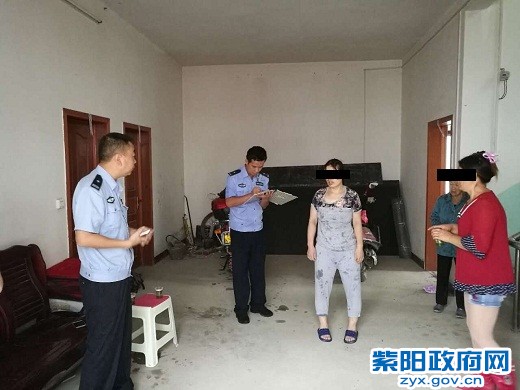 3、【悬崖挂母女 交警险中救】.jpg