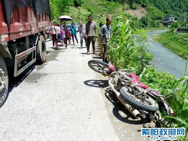 1、【怕车祸伤员中暑 民警为其撑伞】 (1).jpg