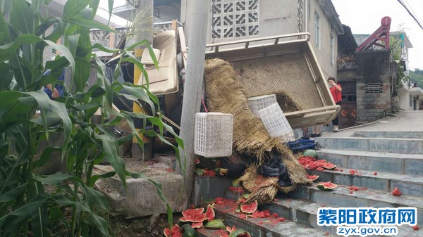 2、【拉瓜车遭遇交通事故 民警组织群众就地购买】 (1).jpg