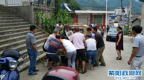 2、【拉瓜车遭遇交通事故 民警组织群众就地购买】 (3).jpg