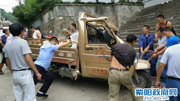 2、【拉瓜车遭遇交通事故 民警组织群众就地购买】 (4).jpg