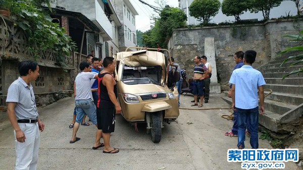 2、【拉瓜车遭遇交通事故 民警组织群众就地购买】 (2).jpg