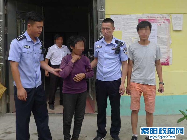 3、【精神病人流落街头 民警救助送其回家】 (2).jpg