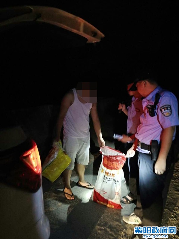 3、【深夜非法捕捉青蛙 民警查获及时放生】 (1).jpg