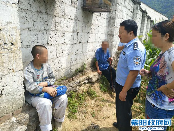 8、【学生迟到怕挨骂藏玉米地 民警帮其返回校园】 (1).jpg