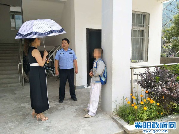8、【学生迟到怕挨骂藏玉米地 民警帮其返回校园】 (2).jpg