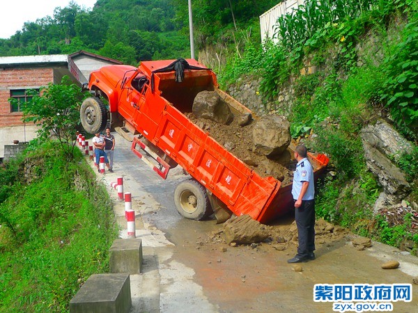 3、【货车“起飞升空” 警民联手施救】 (2).jpg