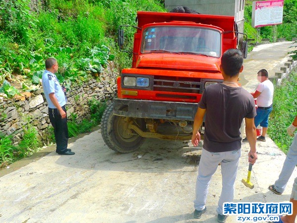 3、【货车“起飞升空” 警民联手施救】 (5).jpg