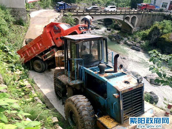 3、【货车“起飞升空” 警民联手施救】 (4).jpg
