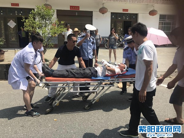 3、【抢救伤员警民齐心】 (1).JPG