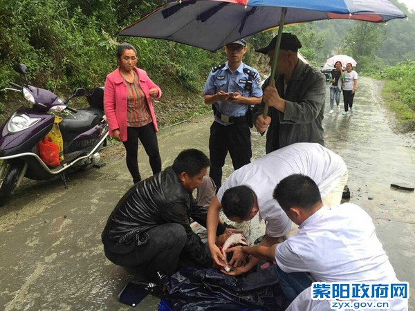 3、【警民合力救助受伤群众】 (1).jpg