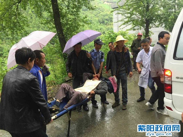 3、【警民合力救助受伤群众】 (2).jpg