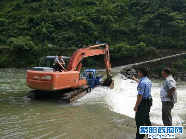 2、【警民合力救助遇险车辆】 (2).jpg