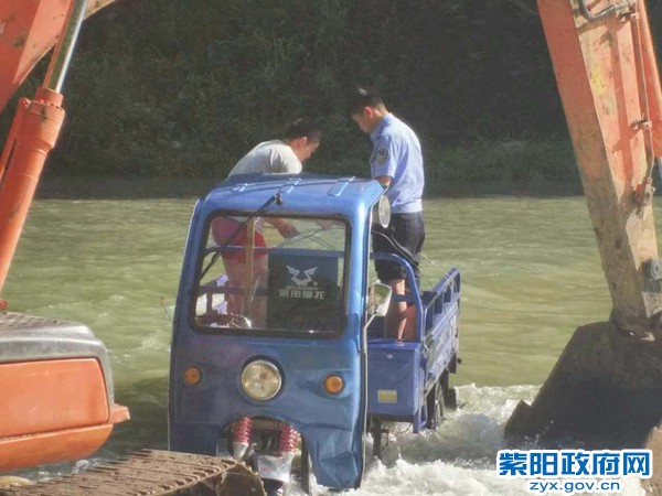 2、【警民合力救助遇险车辆】 (3).jpg
