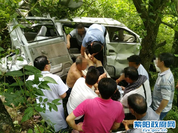 1、【警民合力救助伤员】 (4).jpg