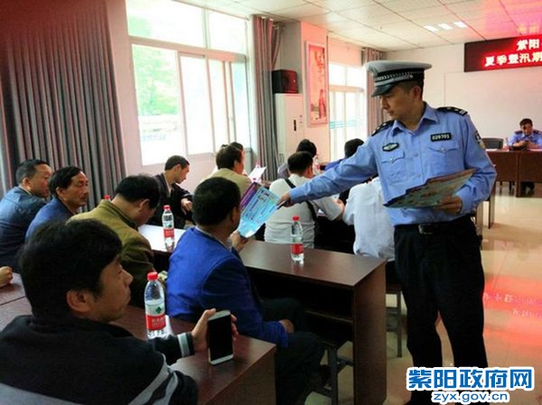 交警大队:召开夏季暨汛期驾驶员安全教育培训会 (2).jpg