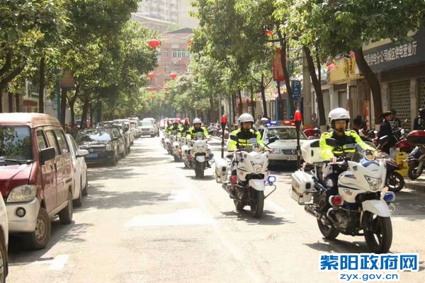 交警大队:山鹰铁骑 守护山城.jpg