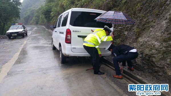红椿交警中队：民警冒雨救援被困车辆，获一致好评 (3).jpg