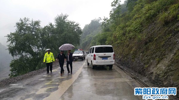 红椿交警中队：民警冒雨救援被困车辆，获一致好评 (1).jpg