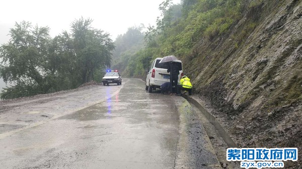 红椿交警中队：民警冒雨救援被困车辆，获一致好评 (4).jpg