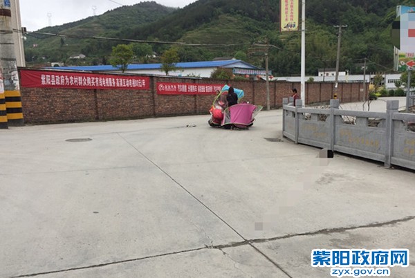 2、【遮阳伞遮视线车翻人倒】 (1).jpg
