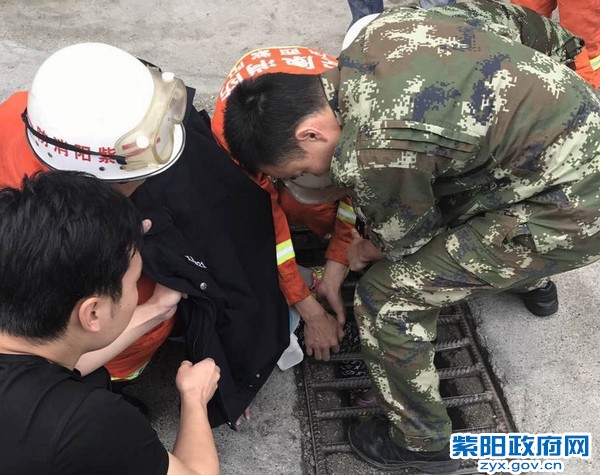 巡特警大队小女孩被困下水道 民警紧急救援成功获救 (1).JPG