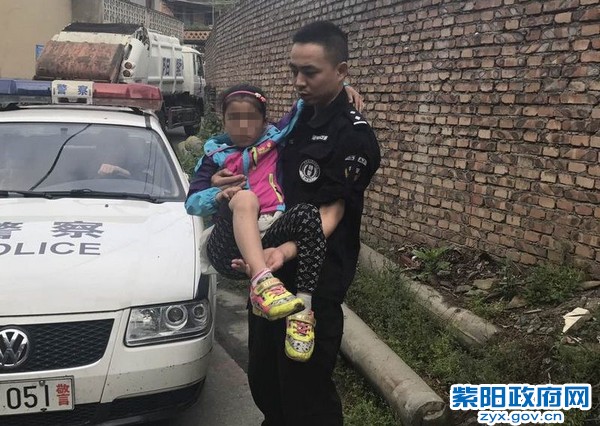 巡特警大队小女孩被困下水道 民警紧急救援成功获救 (2).JPG