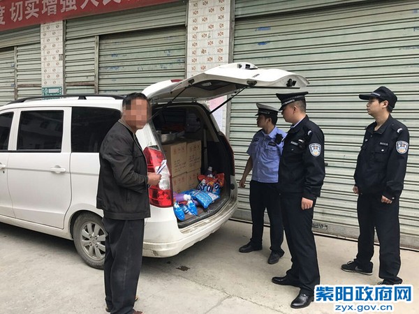 麻柳所:在检查站查获一批假冒伪劣商品.jpg